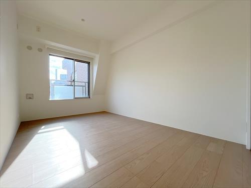 洋室約5.7帖(収納付き)