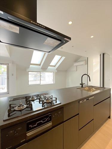 キッチン(食洗機・3口コンロ・グリル)