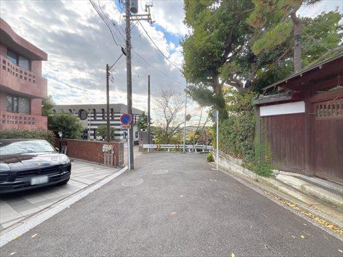 前面道路(2025年12月撮影)