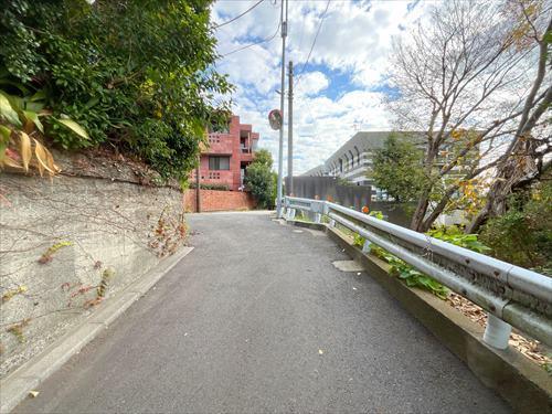 前面道路(2025年12月撮影)