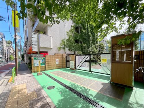 港区立青山小学校まで610m