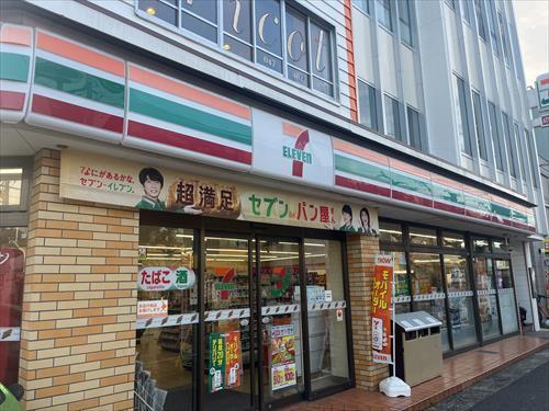 セブンイレブン二和向台駅前店：約130ｍ