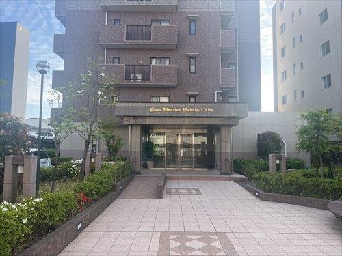 マンション前エントランス（外側）