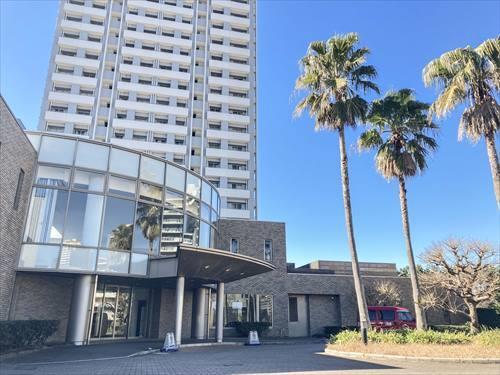 マンション前エントランス（外側）