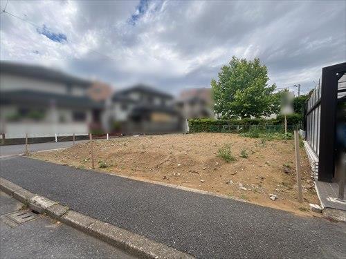 東側道路から見た現地