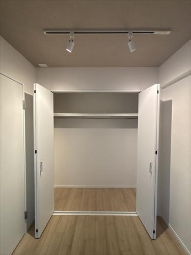 洋室：4.9帖　収納