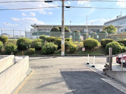 前面道路（2025年11月撮影）