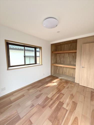 2F‐洋室約6帖(南側)