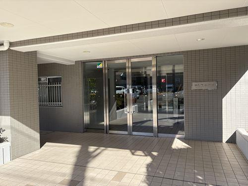 正面エントランス