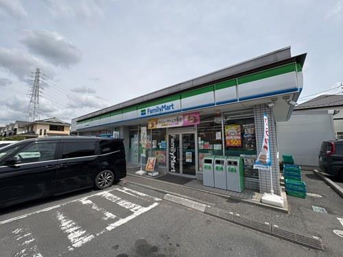 ファミリーマート越谷宮本町店まで徒歩5分
