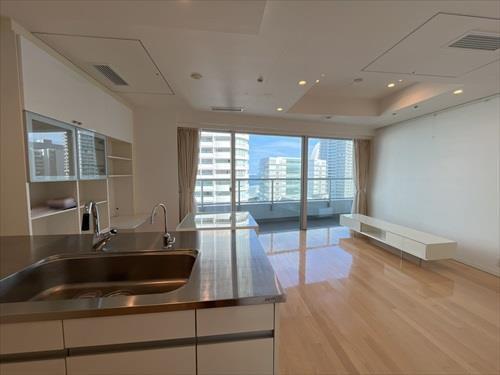 キッチンから見たリビング