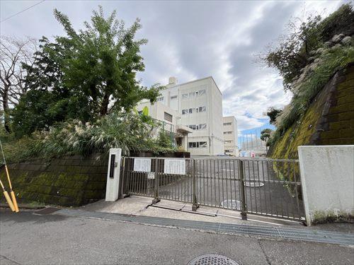 横浜市立南戸塚小学校まで620m