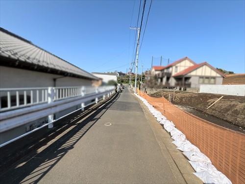 南西側前面道路（物件・右）