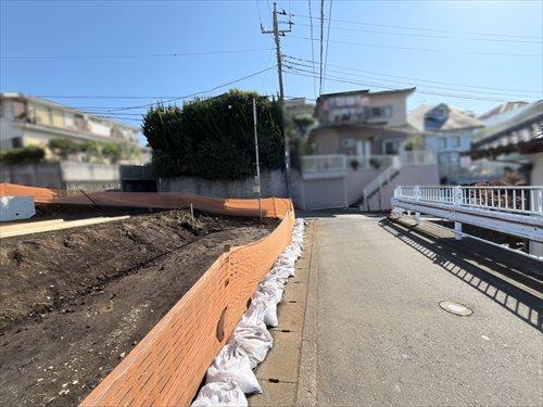 南西側前面道路（物件・左）