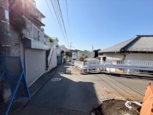 南東側前面道路（物件・右）