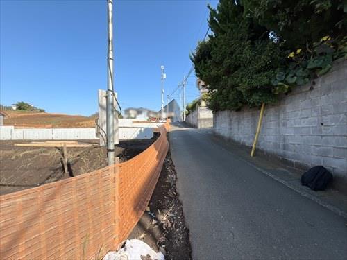 南東側前面道路（物件・左）