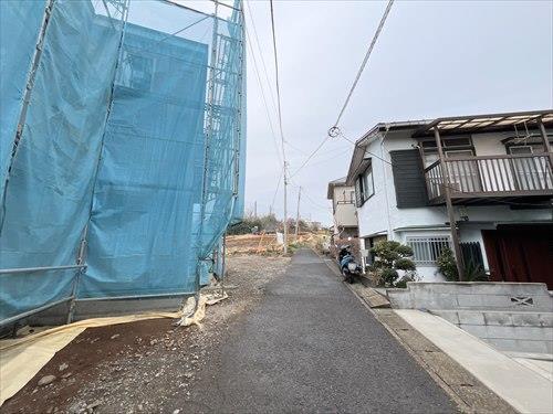 北東側前面道路