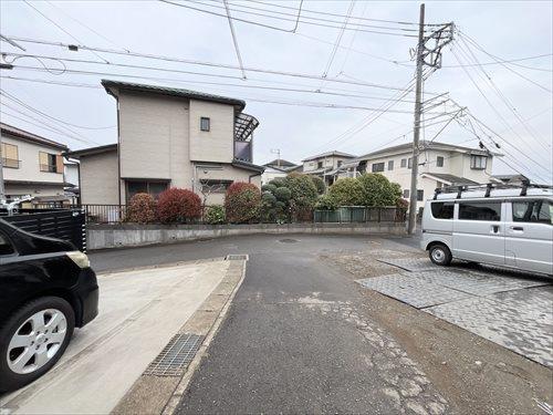 北東側前面道路
