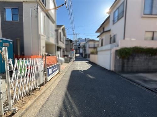 前面道路(北西側から撮影)