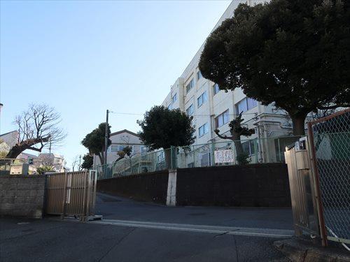 横浜市立下永谷小学校まで330m