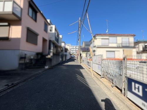 前面道路(南東側から撮影)