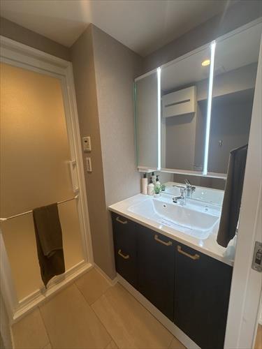 三面鏡・シャワー水栓付き洗面台です！♪