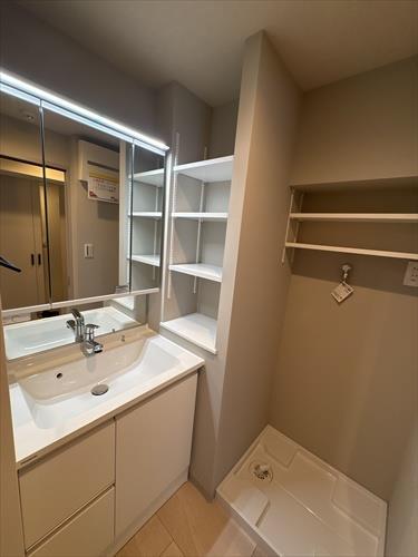 洗面所は三面鏡付きです！