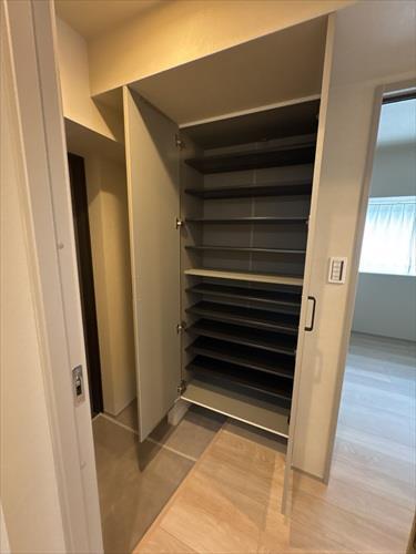 玄関前の収納スペースも充実しています♪