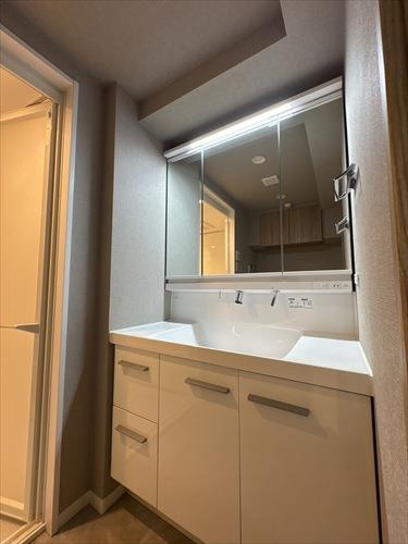 三面鏡付き洗面台です◎