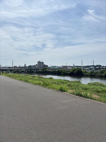 鶴見川河川敷まで80ｍ