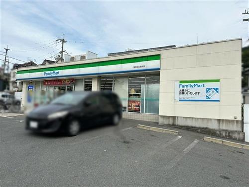 ファミリーマート東石切公園前店　徒歩9分