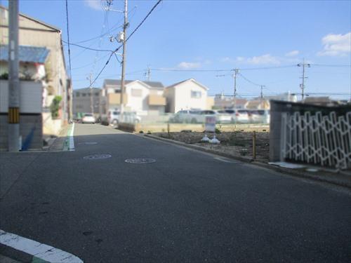 前面道路（南西側より撮影）