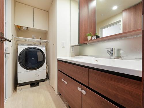 リネン庫や洗濯機上など収納が多く整理された空間が保てます