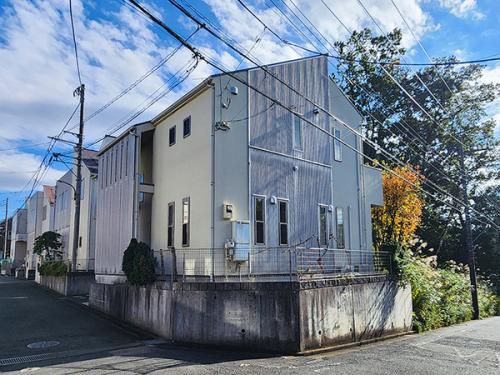 閑静な住宅街の角地に立地