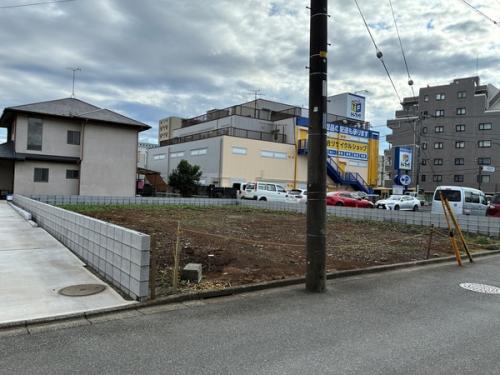 周辺にはスーパーやコンビニ等の商業施設が充実しています。