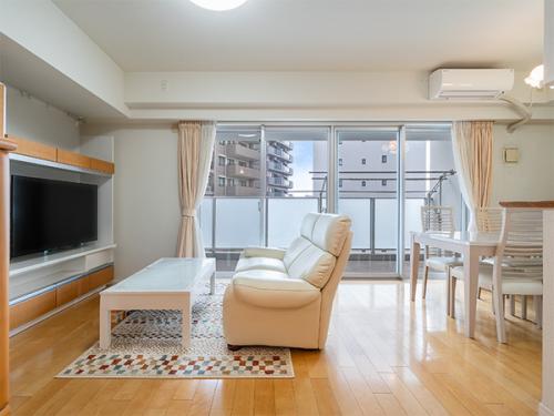 南東向きの明るいリビングダイニング