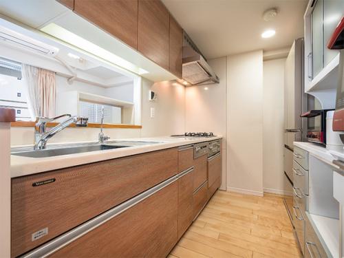 食洗機やビルトイン浄水器など設備の整ったシステムキッチン