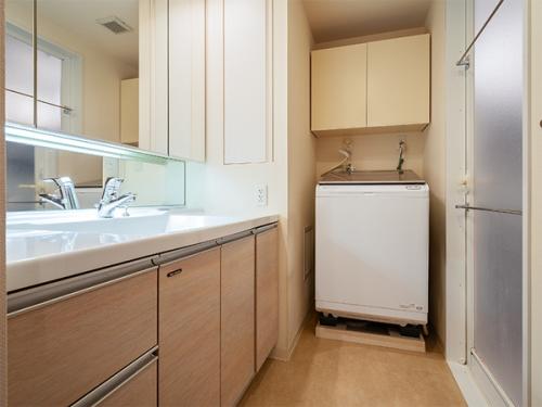 スッキリとした印象の洗面室　収納豊富です