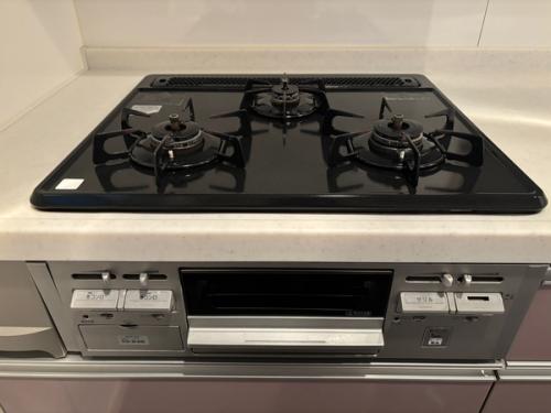 ３口のガスコンロで同時調理が可能です