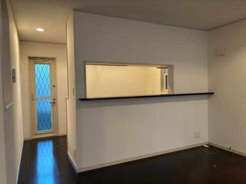 カウンターからリビングの様子を伺うことができます