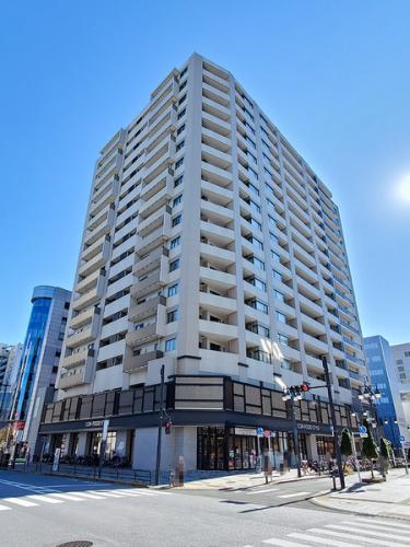 ＪＲ「八王子」駅より徒歩約５分、存在感ある外観が街並みに映えるレジデンス。