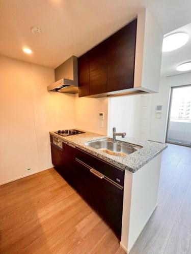 家族の笑顔を見ながら、ゆとりある時間を生むキッチンです。