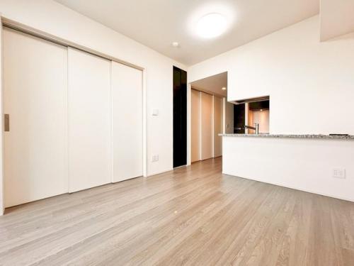 木目と落ち着いた色合いが調和した上質なリビング空間。