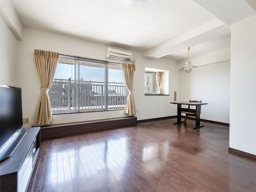 リビング・ダイニングは広々１１．４帖、南向きのため日当たり良好！