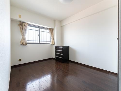 ５．３帖の洋室、収納あり。