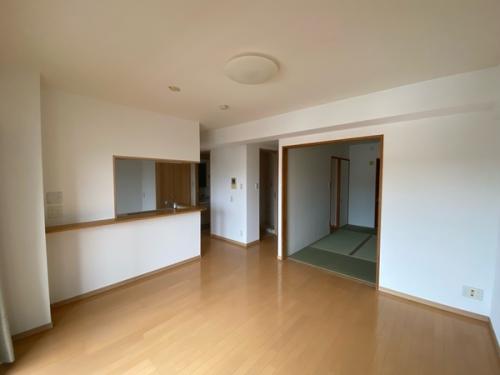 東向きバルコニーに面したリビングダイニング