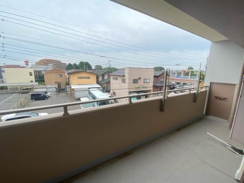 東向きバルコニー。朝方、お日様の陽がお部屋に入ります。