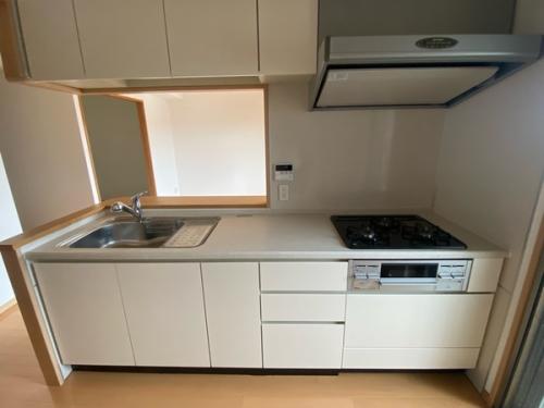 対面式カウンターキッチン。約３．７帖の広さで作業スペースが広く確保できます。