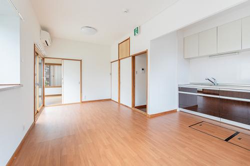 約１２帖のリビングダイニング。採光良好で明るい印象のリビングです。