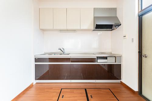 キッチン。床下収納あり。作業スペースも豊富でお料理も捗ります。